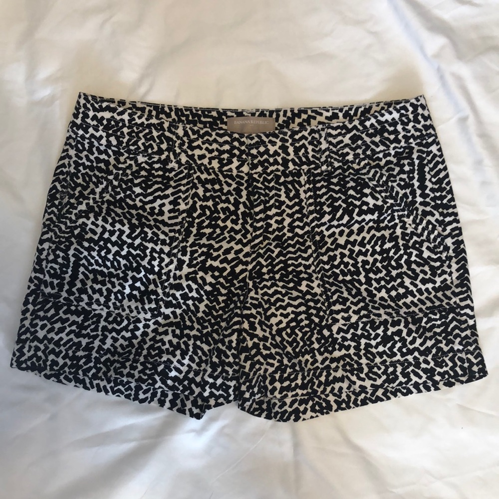 Banana Republic back and white shorts
